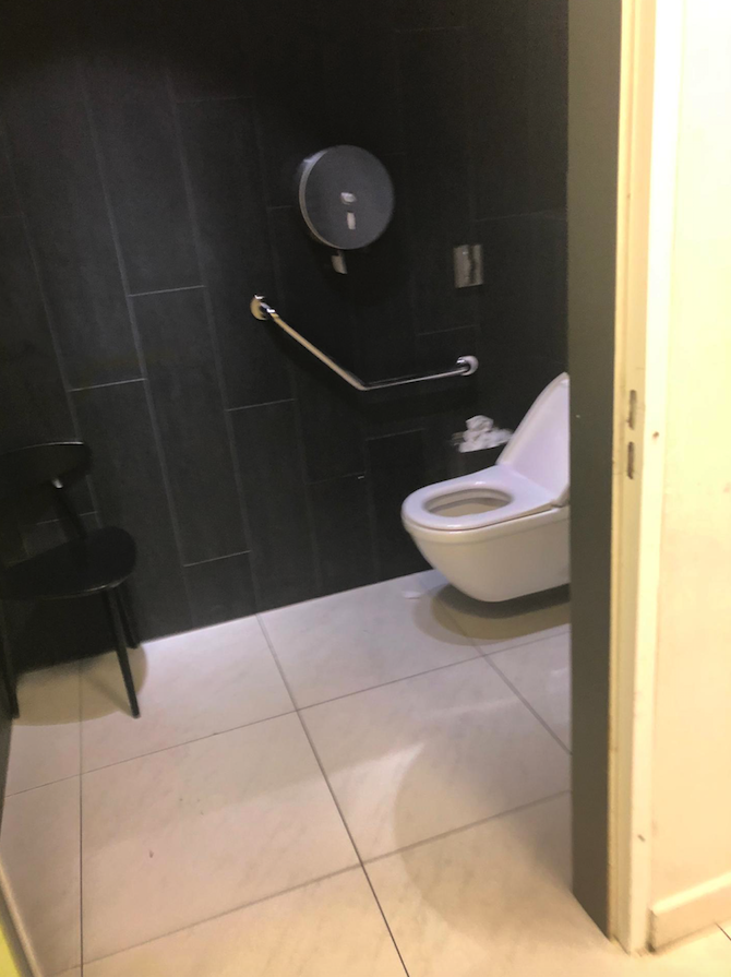  Toilettes adaptées du centre commercial Les Grands Prés  - 2