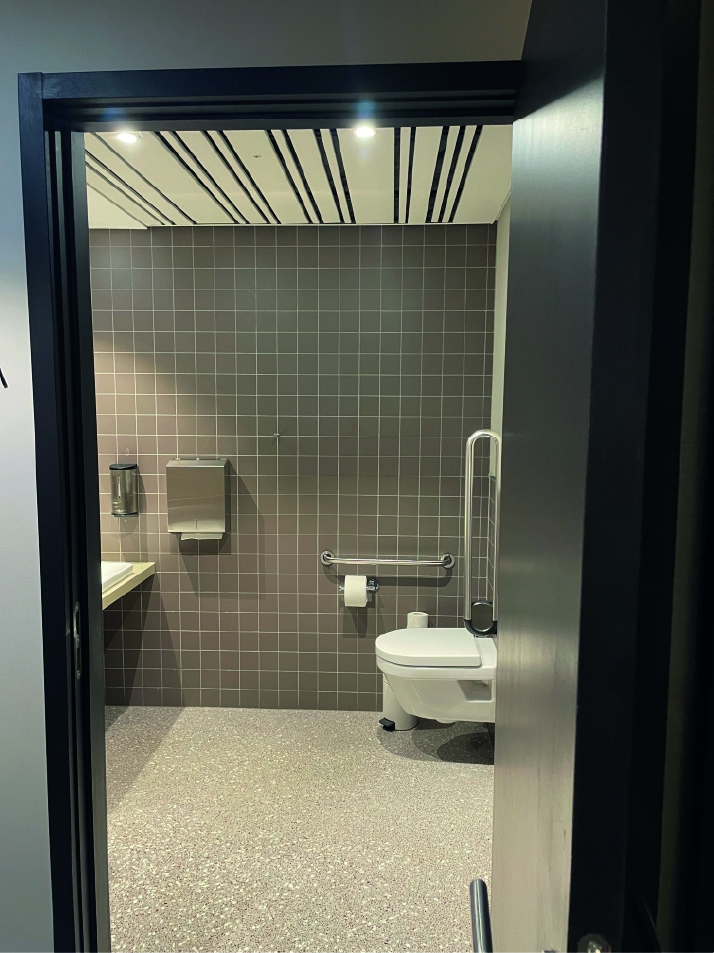 Toilette PMR- Martin's Louvain-la-Neuve - 3