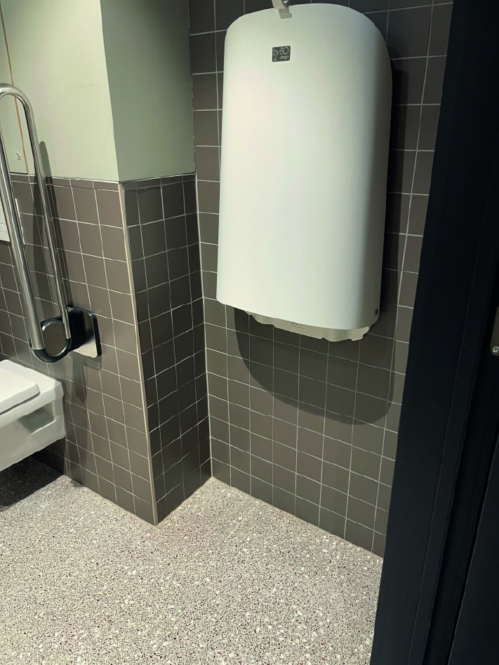 Toilette PMR- Martin's Louvain-la-Neuve - 4