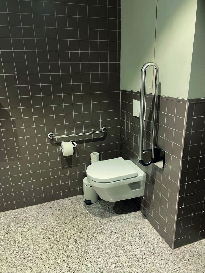 Toilette PMR- Martin's Louvain-la-Neuve - 1