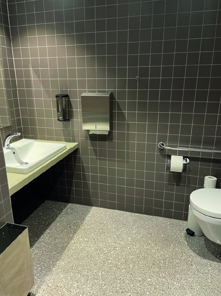 Toilette PMR- Martin's Louvain-la-Neuve - 5