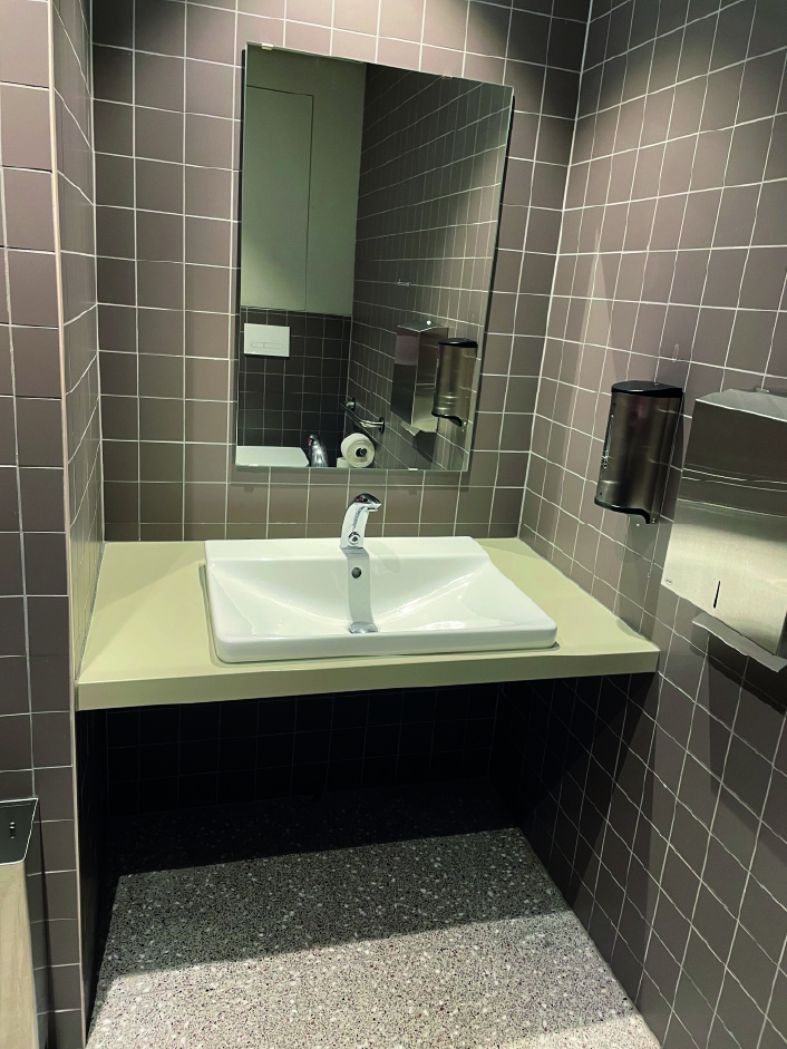 Toilette PMR- Martin's Louvain-la-Neuve - 6