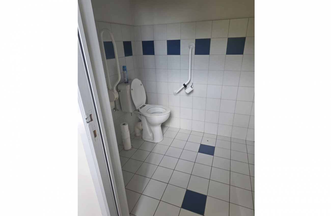 Toilette PMR - Administration communale Burdinne - 1