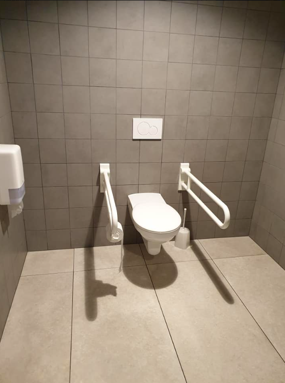 Toilettes adaptées du centre commercial Les Bastions - 26