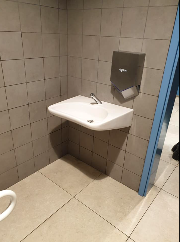 Toilettes adaptées du centre commercial Les Bastions - 27