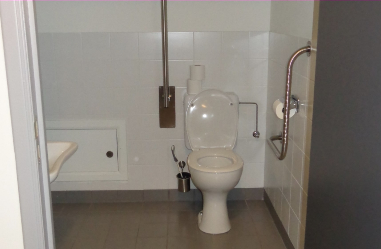 Toilettes PMR - Centre de la Gravure et de l'Image imprimée - 1