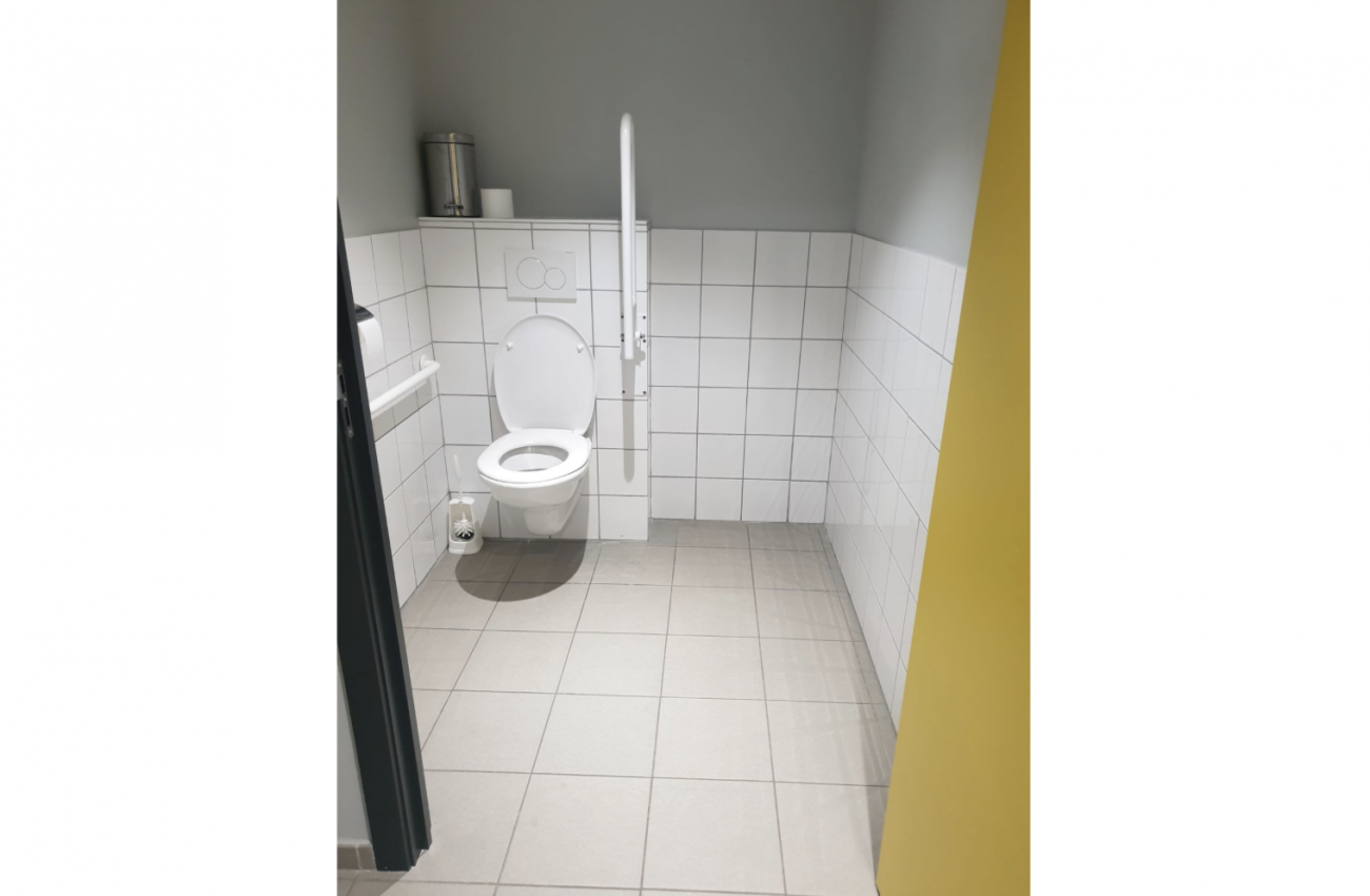 Toilette PMR de la salle de Fitness de Warneton - 1