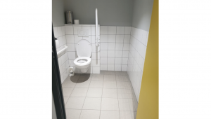 Toilette PMR de la salle de Fitness de Warneton