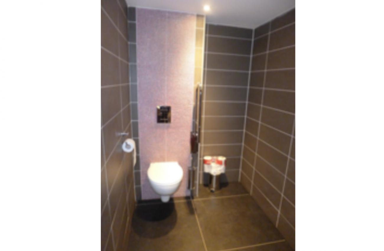 Toilette PMR de l'espace Chimay - 1