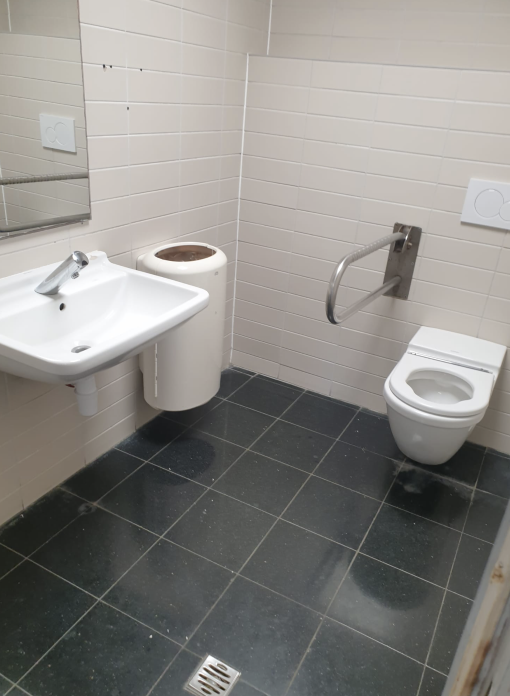 La toilette pmr de la piscine le Point d'Eau  - 1
