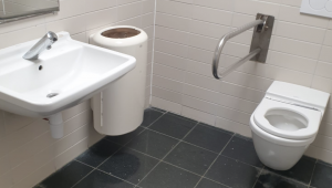 La toilette pmr de la piscine le Point d'Eau 