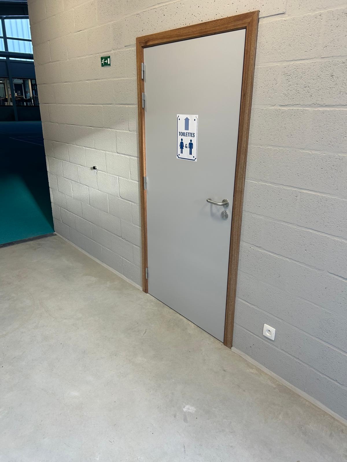 Toilette PMR du  Hall Sportif des Collines - 2