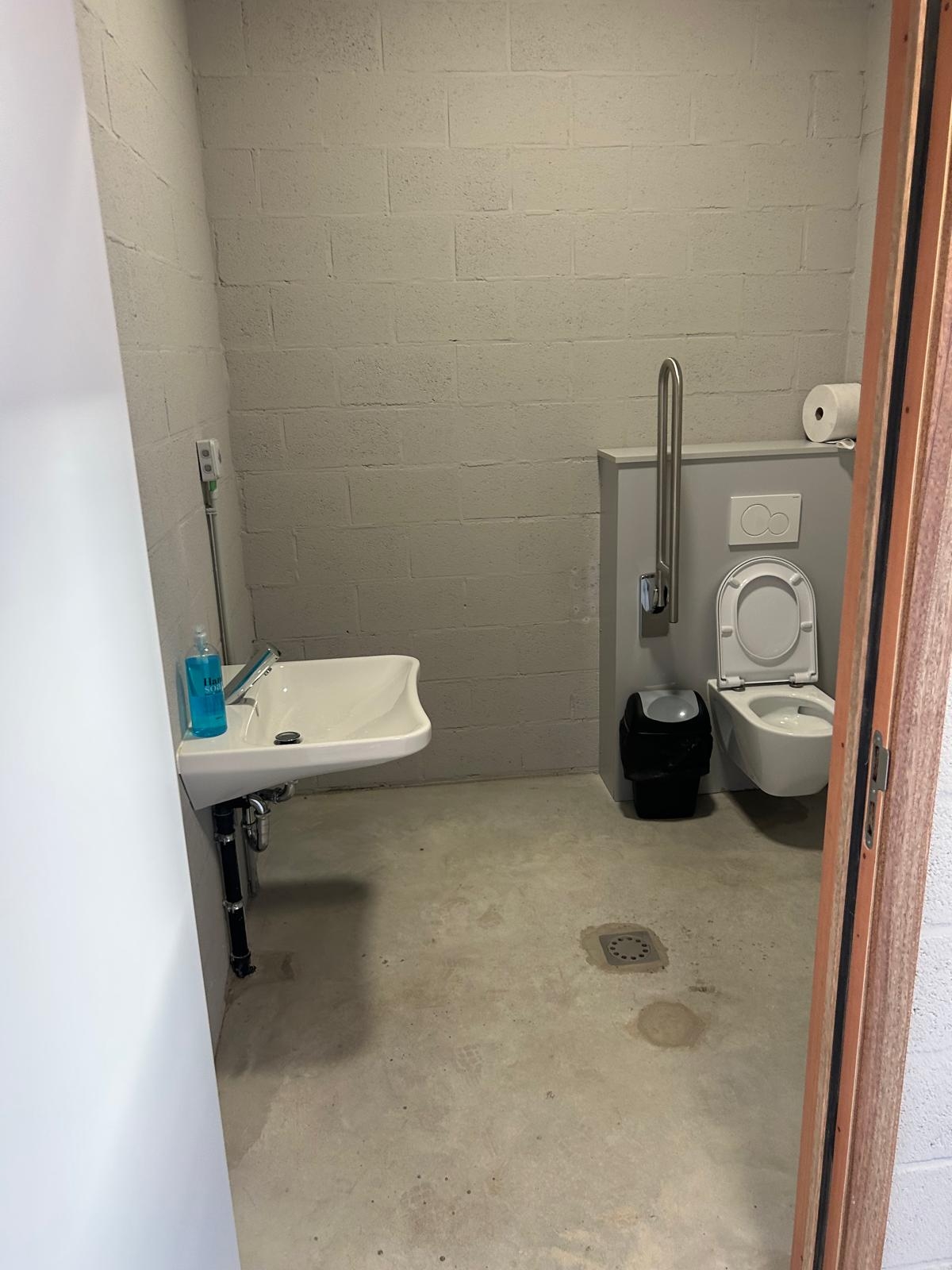Toilette PMR du  Hall Sportif des Collines - 4