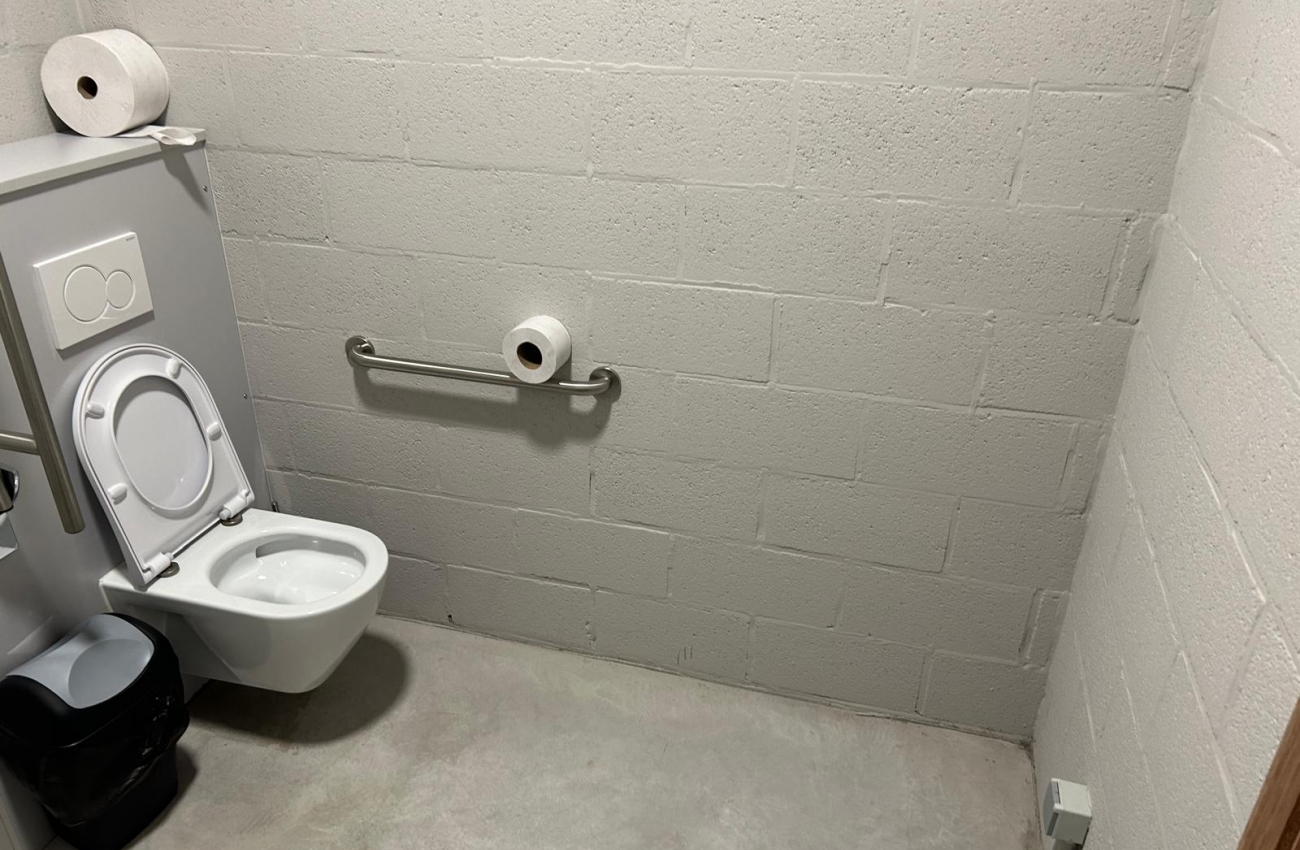 Toilette PMR du  Hall Sportif des Collines - 7