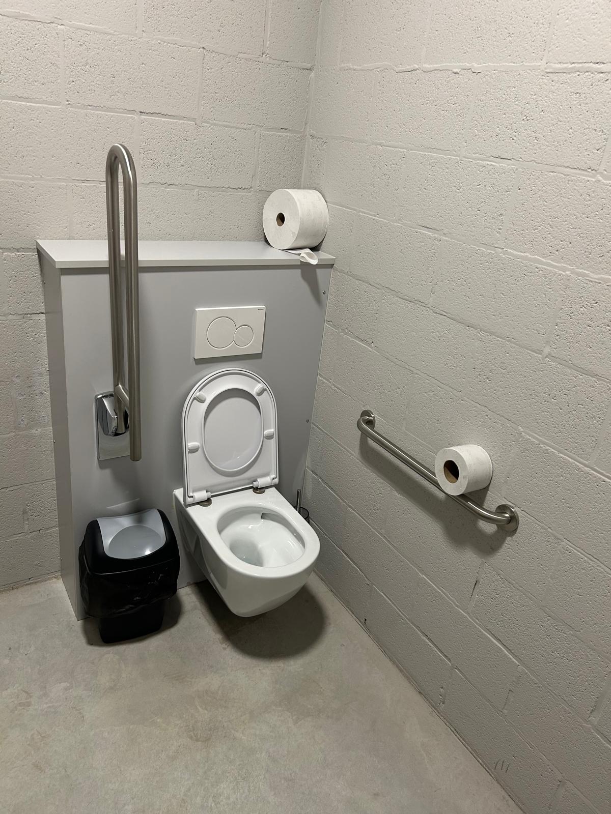Toilette PMR du  Hall Sportif des Collines - 8