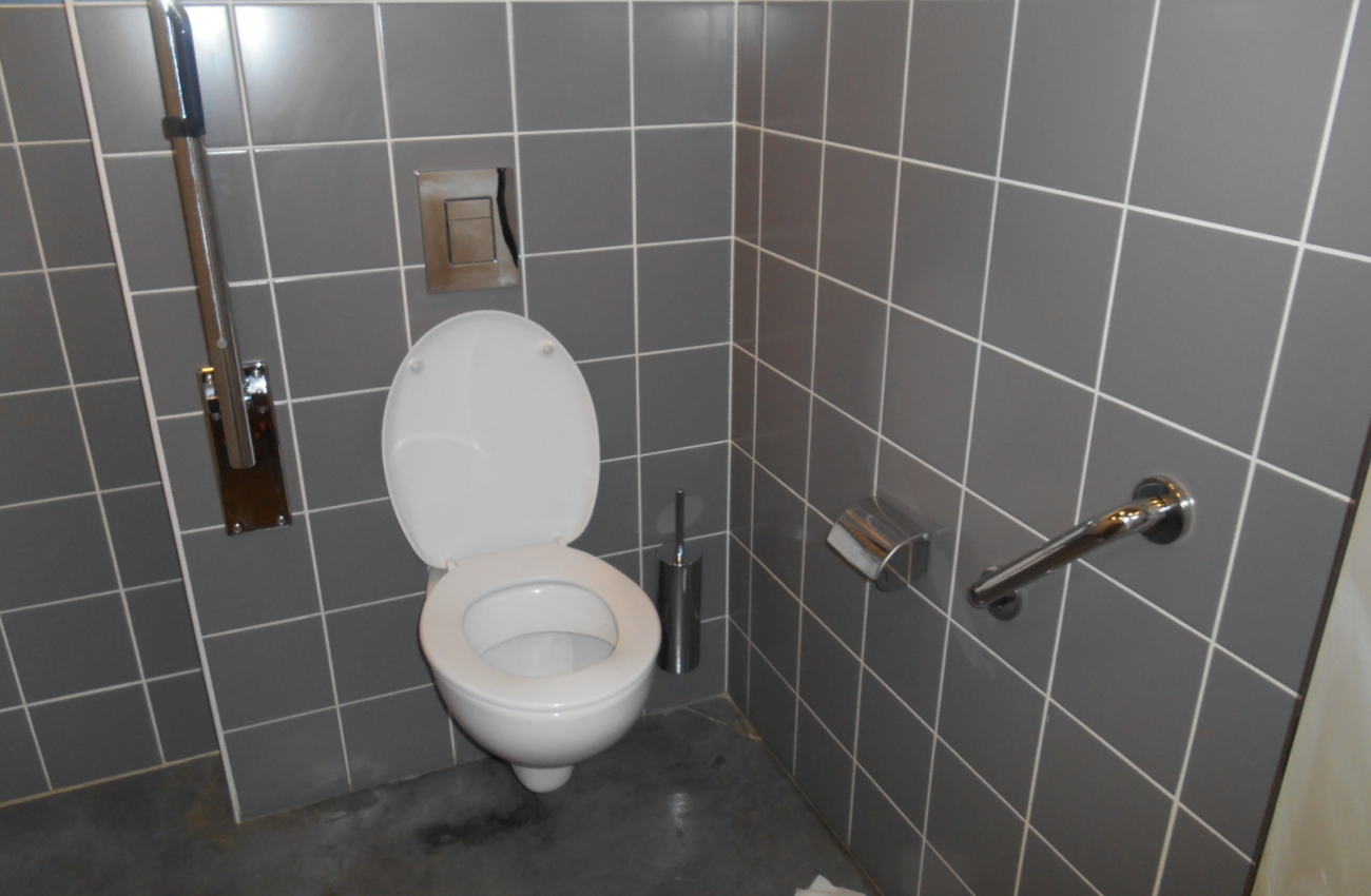 Toilette adaptée de la superette du Landal Village l'Eau d'Heure  - 6