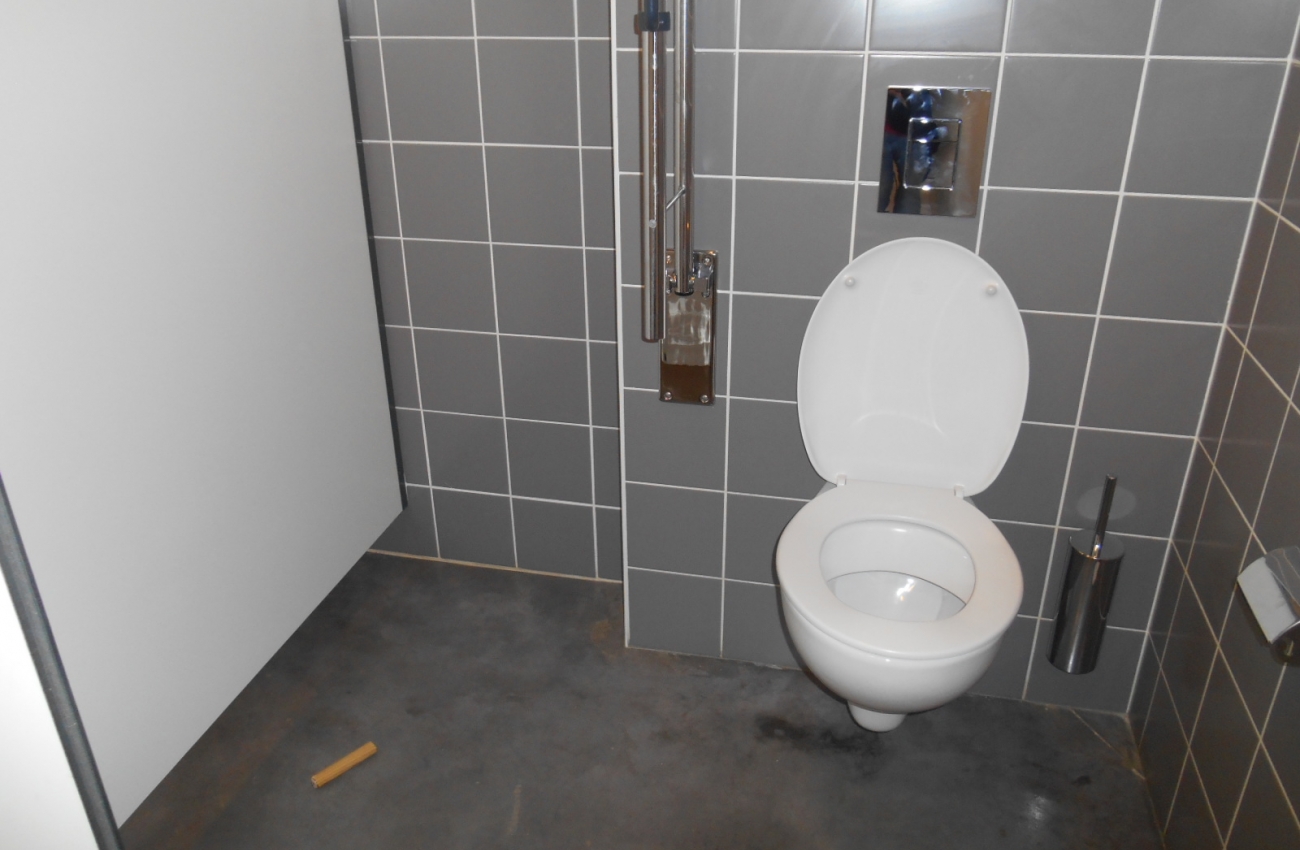 Toilette adaptée de la superette du Landal Village l'Eau d'Heure  - 4